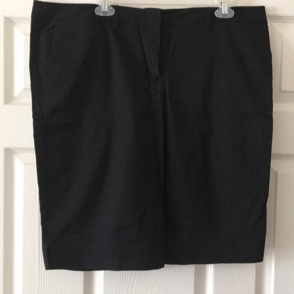 Manhattan black Bermuda shorts